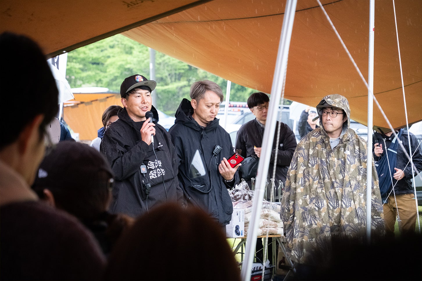 あくまで手作りのイベントであるけれど、須崎さんやYASUさんの働きかけによって、スバルや関連するメーカーの協賛も得られるようになっている。抽選会では協賛企業がたくさんの景品を提供している。マイクを握っているのが、主催者のYASUさん、その右隣が須崎さん。