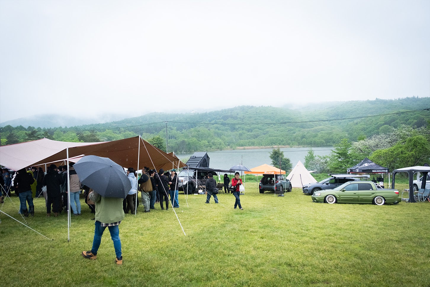 浅間山、四阿山、草津白根山に三方を囲まれたバラギ湖畔に位置するカンパーニャ嬬恋キャンプ場。この日はあいにくの天候だったけれど、天気に恵まれれば湖を見晴らす丘に広がるサイトには、爽やかな風が吹く。