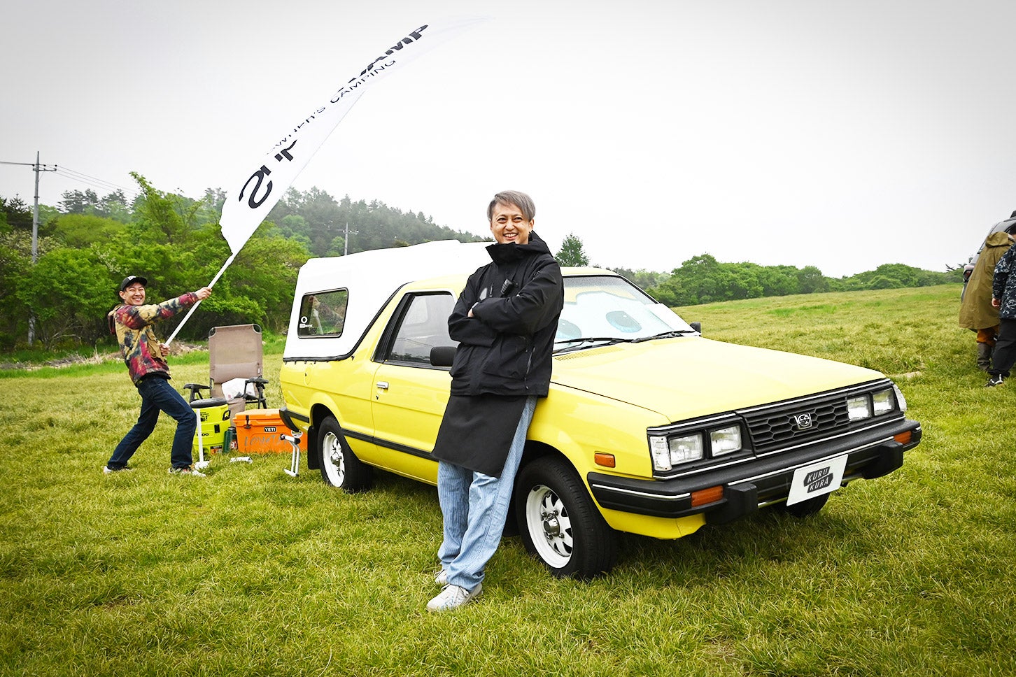 須崎さんと愛車のスバル・ブランビー。