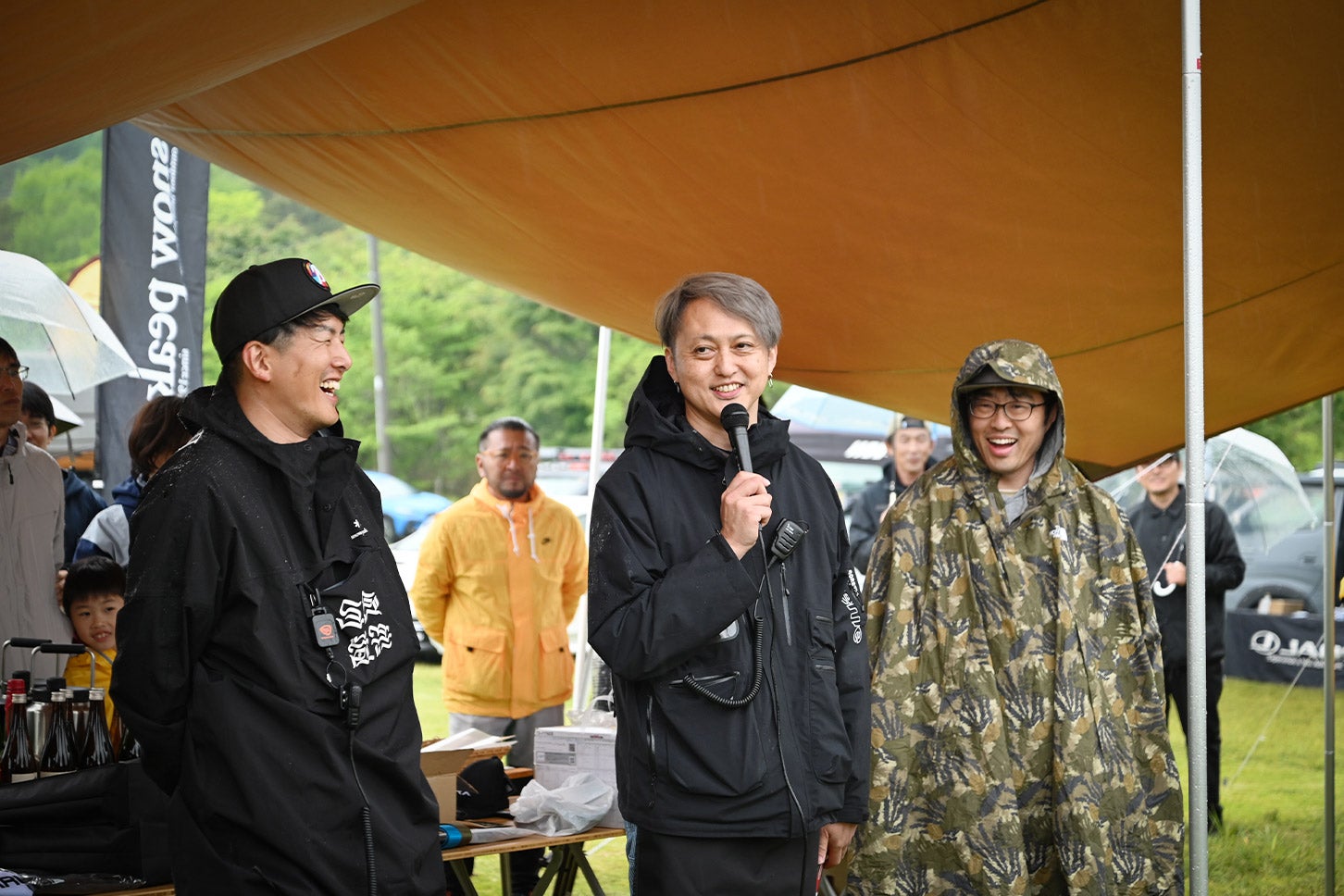 あくまで手作りのイベントであるけれど、須崎さんやYASUさんの働きかけによって、スバルや関連するメーカーの協賛も得られるようになっている。抽選会では協賛企業がたくさんの景品を提供している。左から主催者のYASUさん、その右隣でマイクを握っているのが須崎さん。