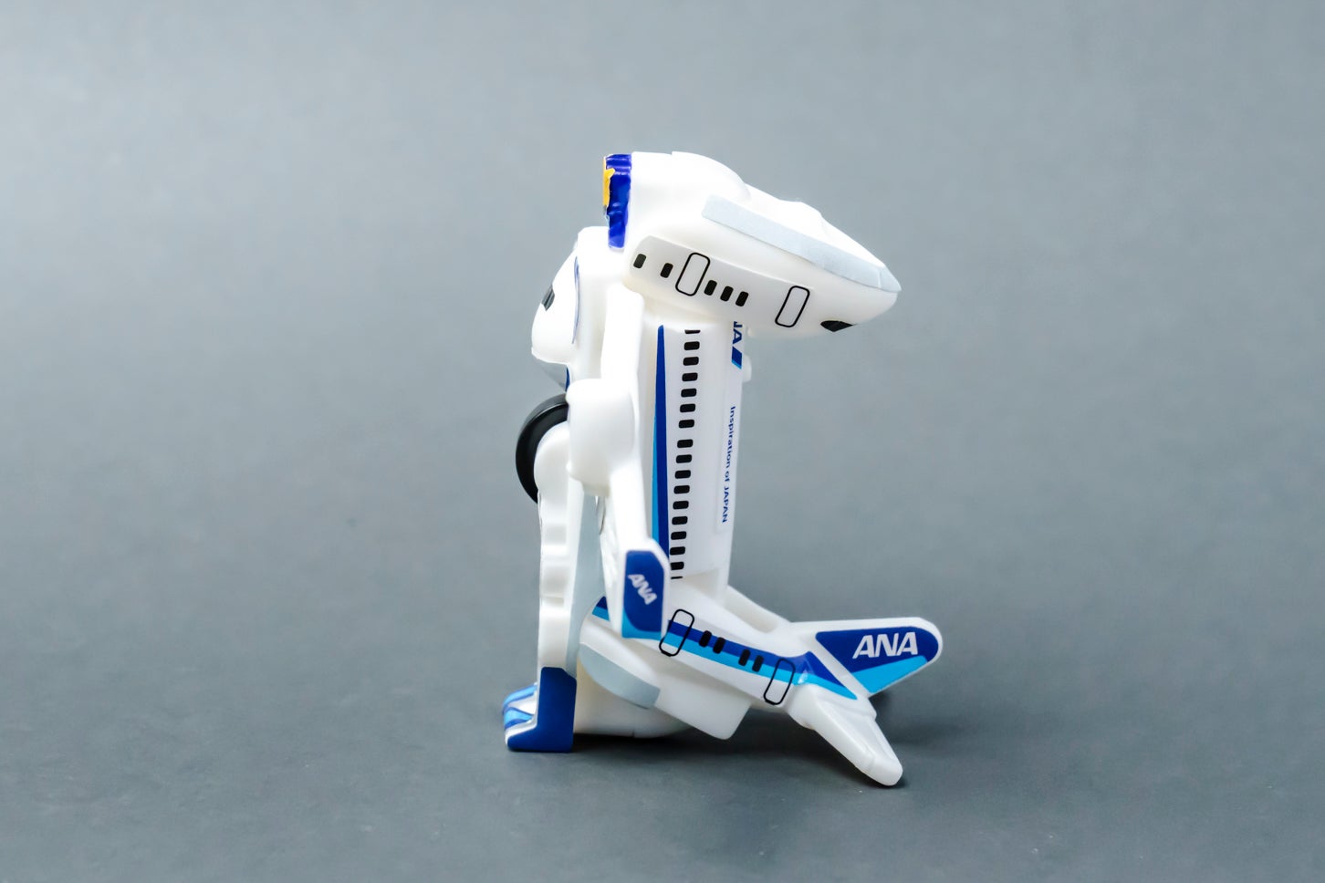 ハッピーセット「特装合体ロボ ジョブレイバー」スカイブレイバー ANA・ジェット旅客機（変形後）。(c) ANA