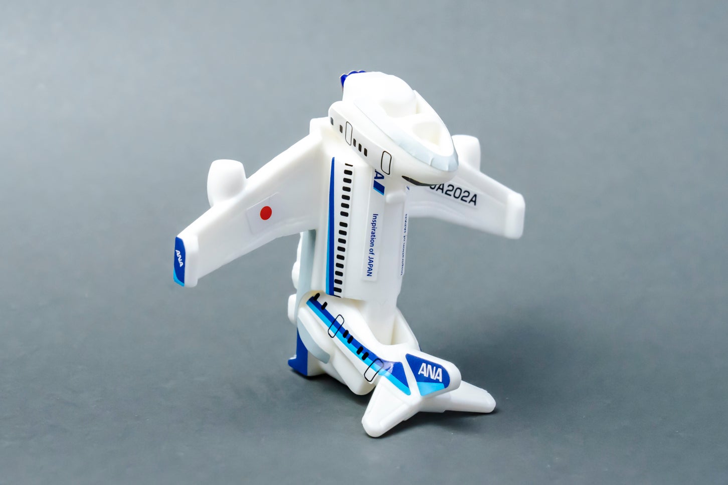 ハッピーセット「特装合体ロボ ジョブレイバー」スカイブレイバー ANA・ジェット旅客機（変形後）。(c) ANA