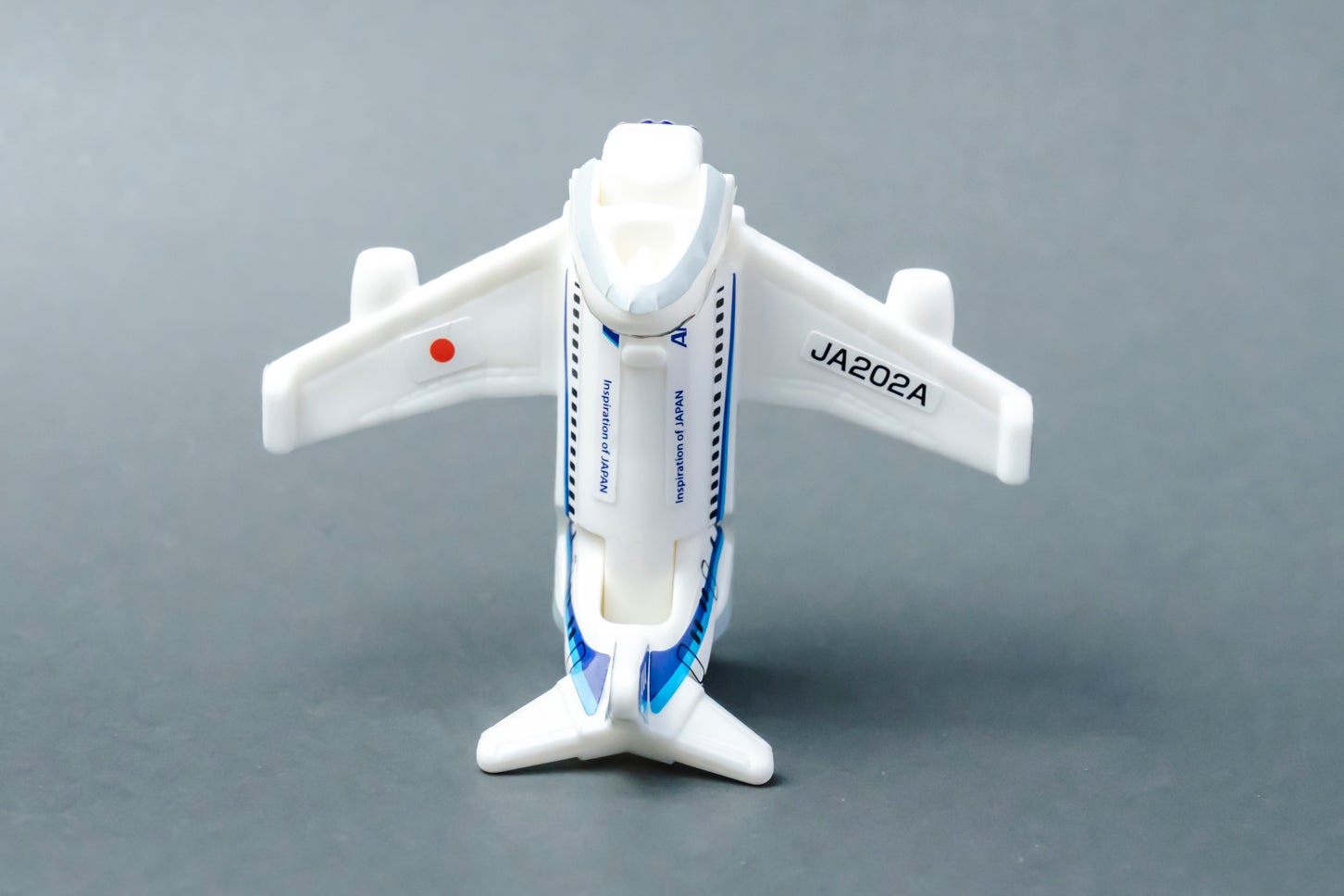 ハッピーセット「特装合体ロボ ジョブレイバー」スカイブレイバー ANA・ジェット旅客機（変形後）。(c) ANA