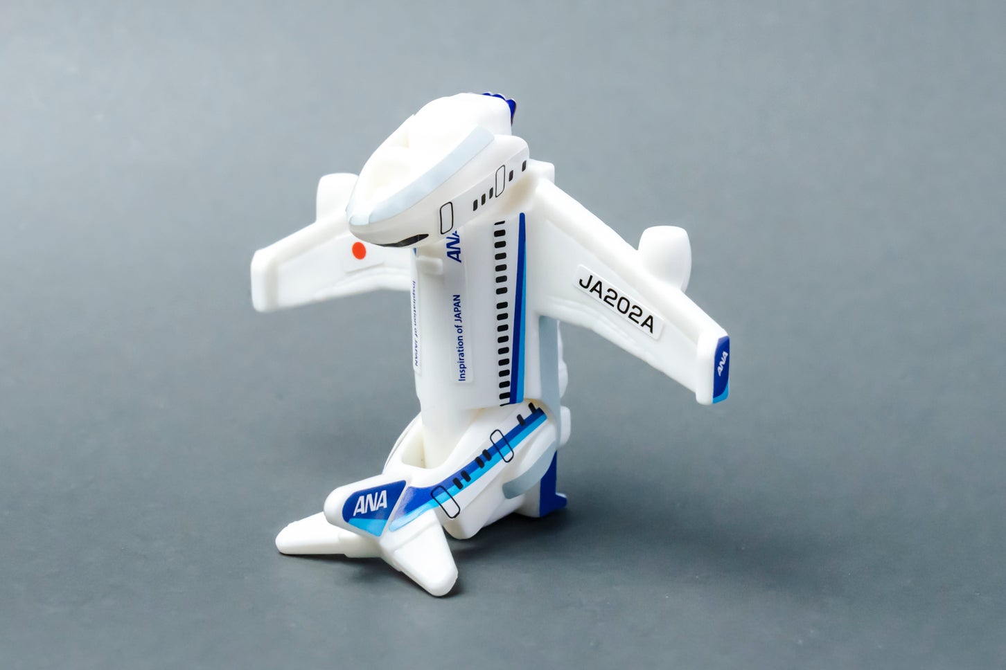 ハッピーセット「特装合体ロボ ジョブレイバー」スカイブレイバー ANA・ジェット旅客機（変形後）。(c) ANA