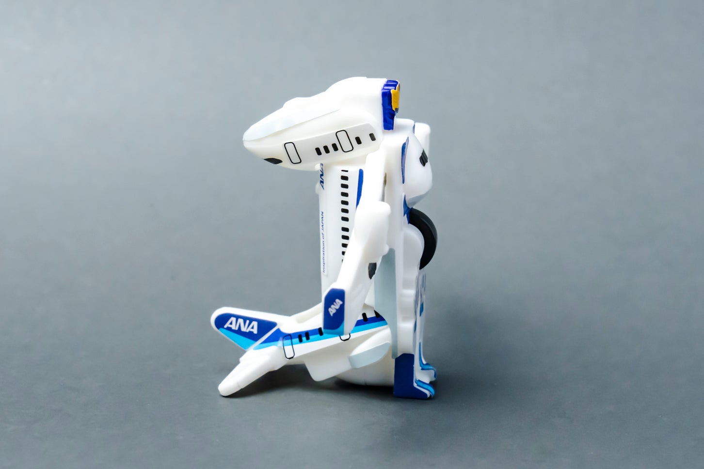 ハッピーセット「特装合体ロボ ジョブレイバー」スカイブレイバー ANA・ジェット旅客機（変形後）。(c) ANA