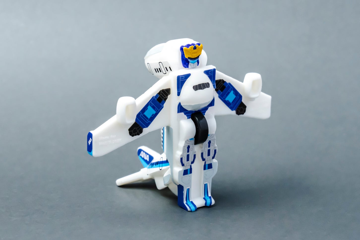 ハッピーセット「特装合体ロボ ジョブレイバー」スカイブレイバー ANA・ジェット旅客機（変形後）。(c) ANA