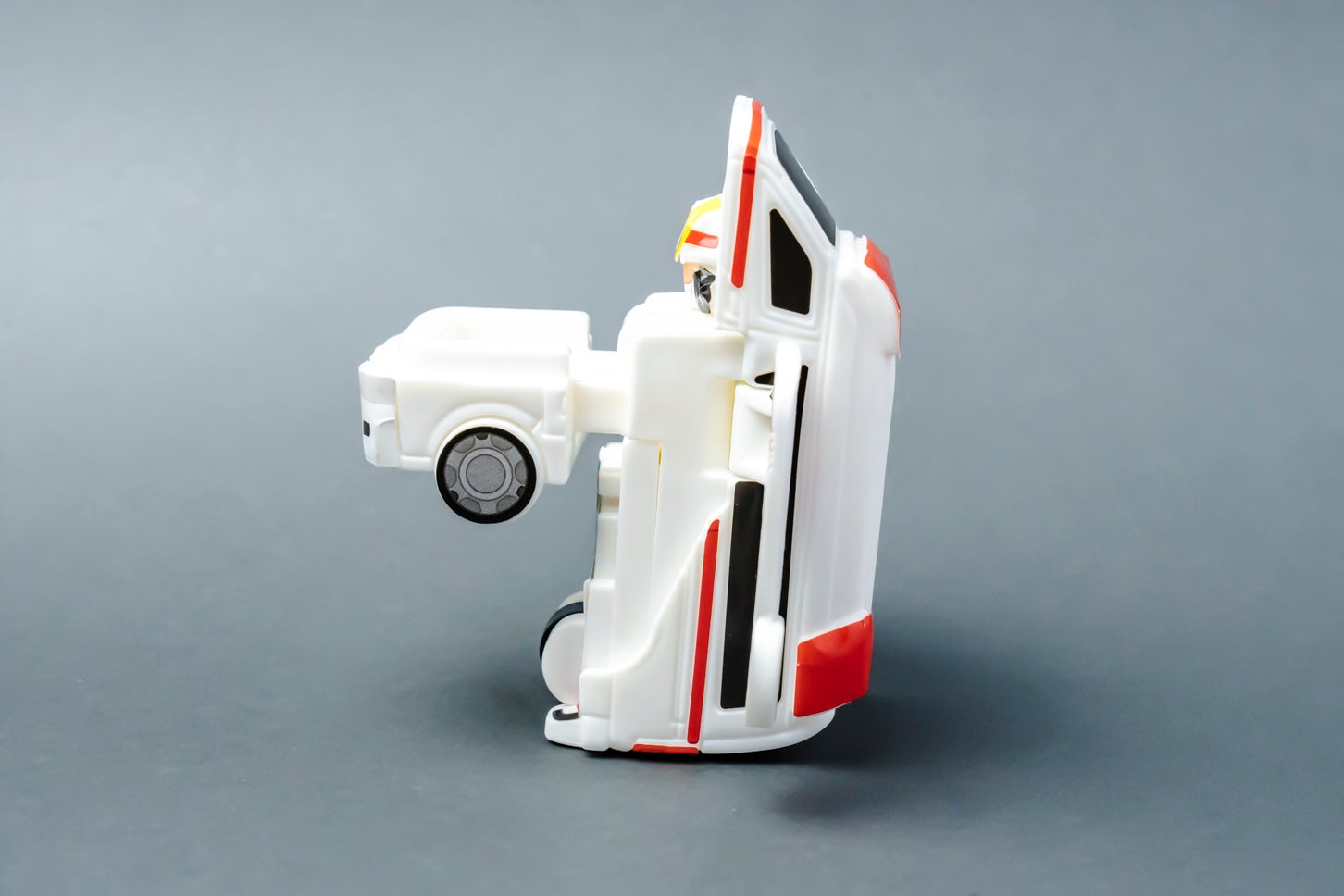 ハッピーセット「特装合体ロボ ジョブレイバー」メディブレイバー トヨタ・ハイメディック救急車（変形後）。