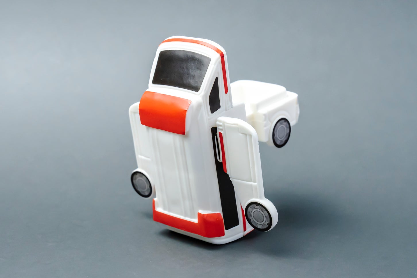 ハッピーセット「特装合体ロボ ジョブレイバー」メディブレイバー トヨタ・ハイメディック救急車（変形後）。
