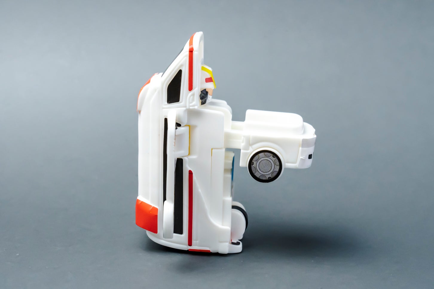 ハッピーセット「特装合体ロボ ジョブレイバー」メディブレイバー トヨタ・ハイメディック救急車（変形後）。