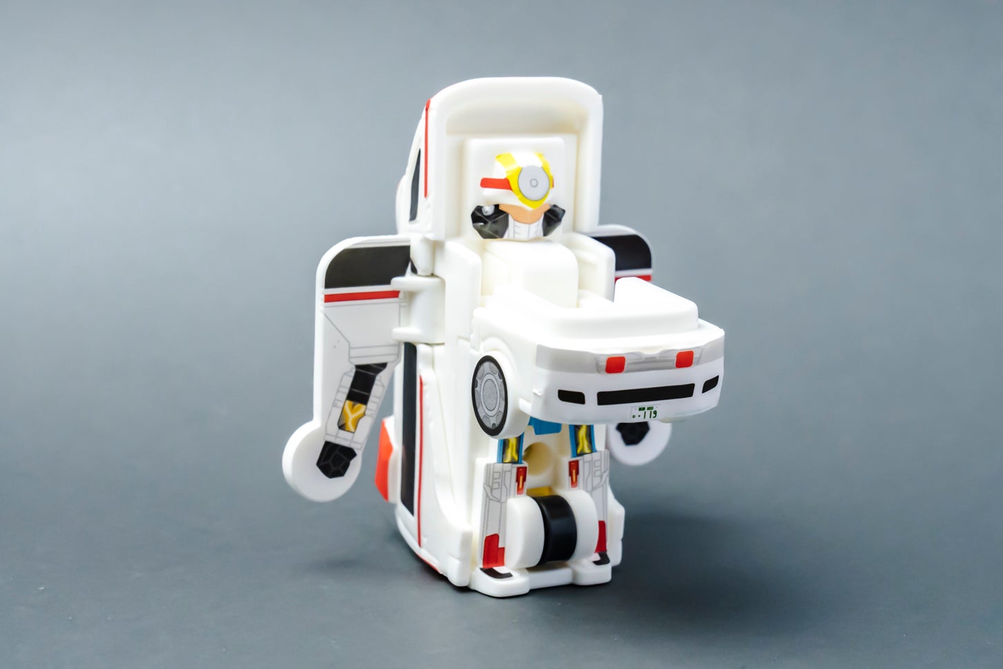 ハッピーセット「特装合体ロボ ジョブレイバー」メディブレイバー トヨタ・ハイメディック救急車（変形後）。