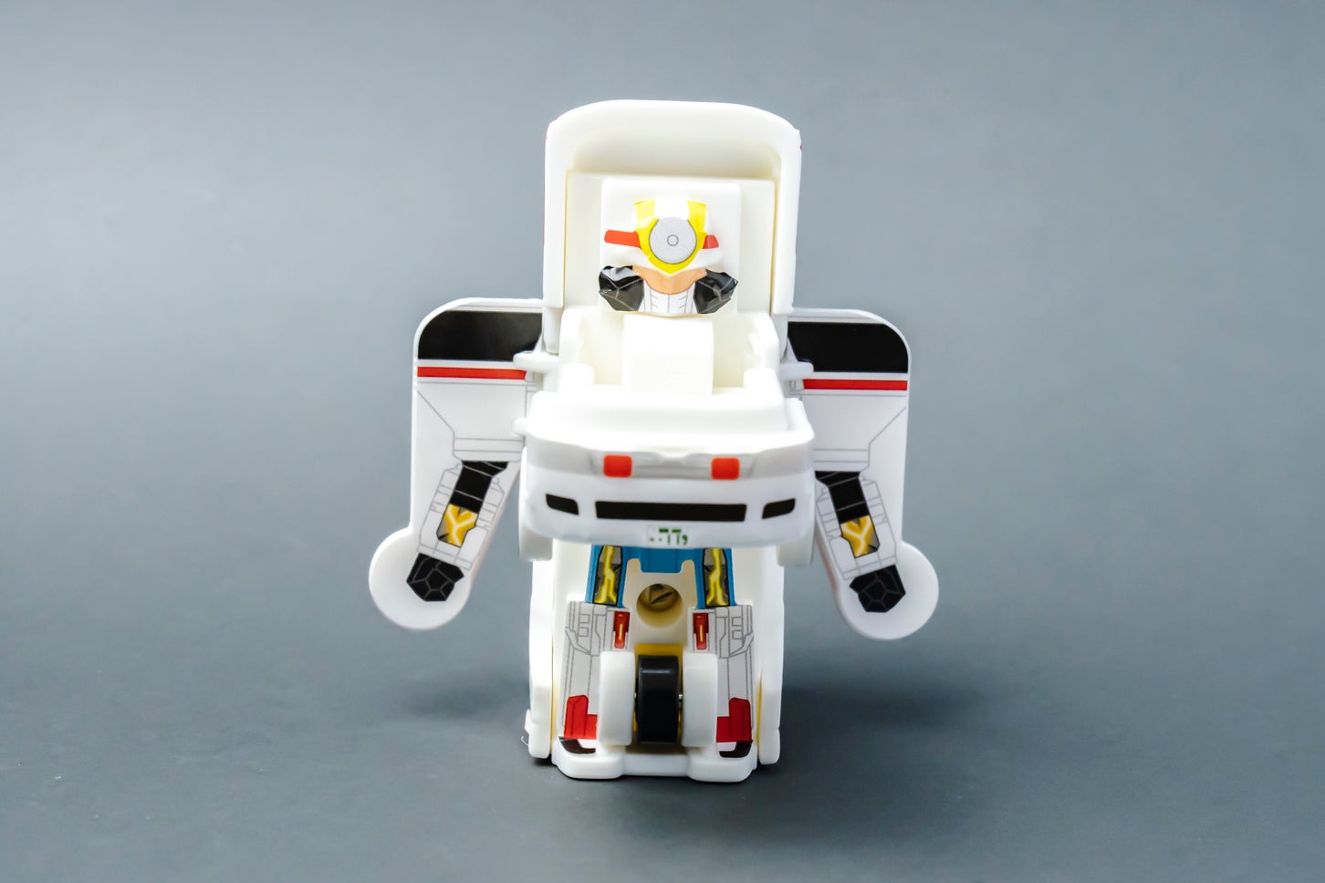 ハッピーセット「特装合体ロボ ジョブレイバー」メディブレイバー トヨタ・ハイメディック救急車（変形後）。