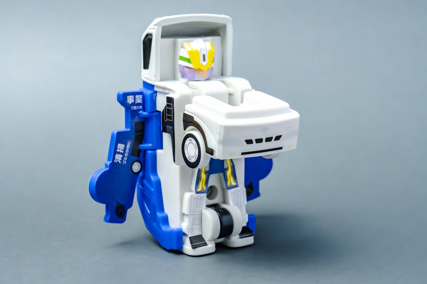 ハッピーセット「特装合体ロボ ジョブレイバー」クリーンブレイバー トヨタ・ダイナ 清掃車（変形後）。