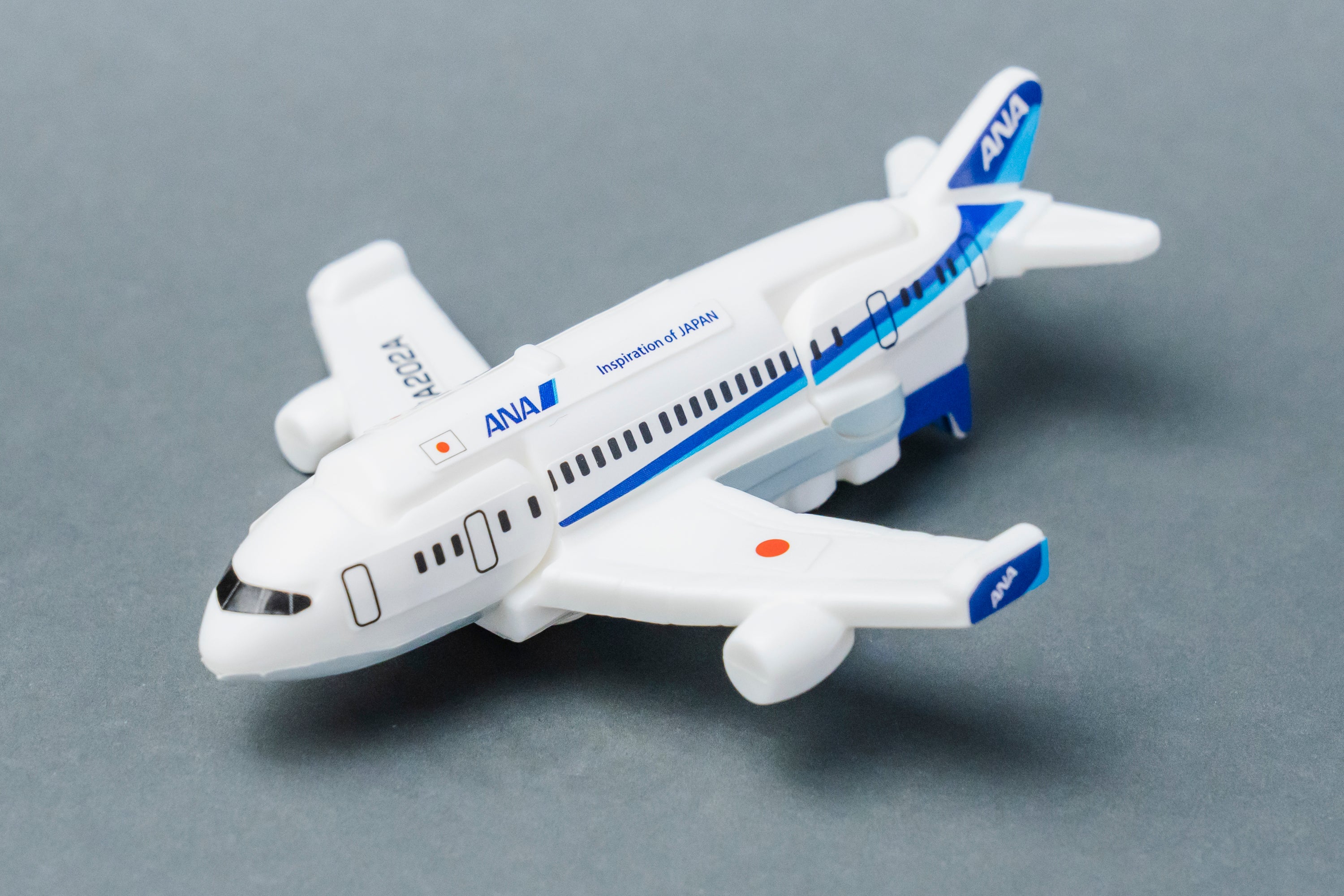 ハッピーセット「特装合体ロボ ジョブレイバー」スカイブレイバー ANA・ジェット旅客機。(c) ANA