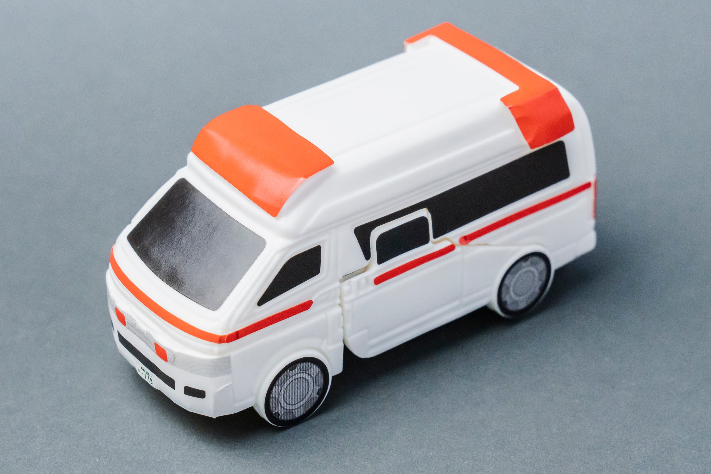 ハッピーセット「特装合体ロボ ジョブレイバー」メディブレイバー トヨタ・ハイメディック救急車。