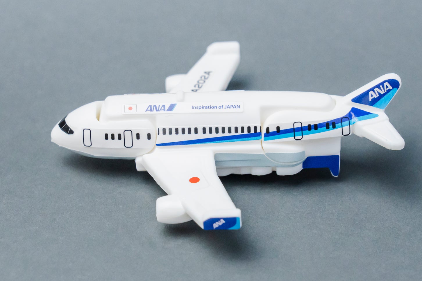 ハッピーセット「特装合体ロボ ジョブレイバー」スカイブレイバー ANA・ジェット旅客機。(c) ANA
