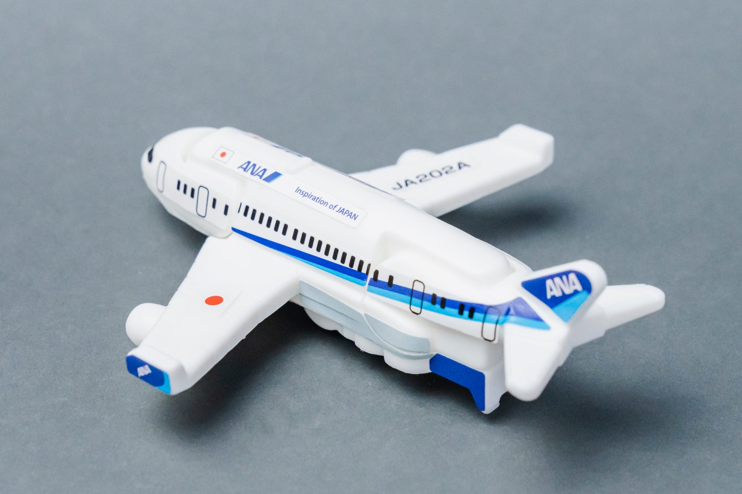 ハッピーセット「特装合体ロボ ジョブレイバー」スカイブレイバー ANA・ジェット旅客機。(c) ANA