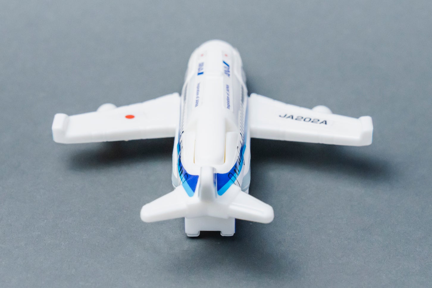 ハッピーセット「特装合体ロボ ジョブレイバー」スカイブレイバー ANA・ジェット旅客機。(c) ANA