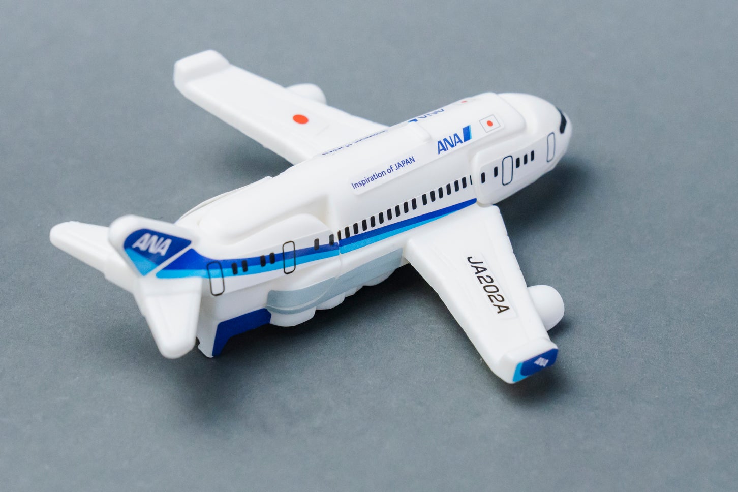 ハッピーセット「特装合体ロボ ジョブレイバー」スカイブレイバー ANA・ジェット旅客機。(c) ANA