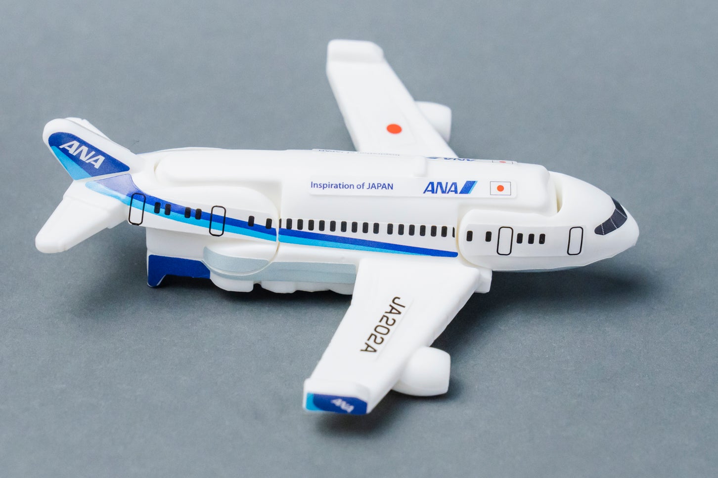 ハッピーセット「特装合体ロボ ジョブレイバー」スカイブレイバー ANA・ジェット旅客機。(c) ANA
