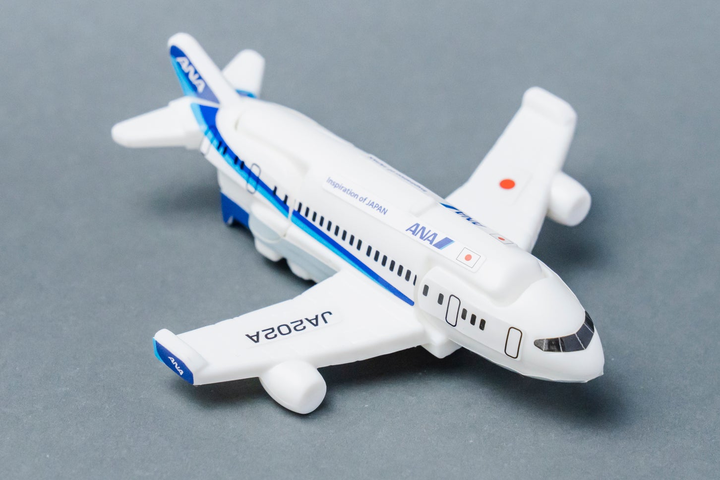ハッピーセット「特装合体ロボ ジョブレイバー」スカイブレイバー ANA・ジェット旅客機。(c) ANA