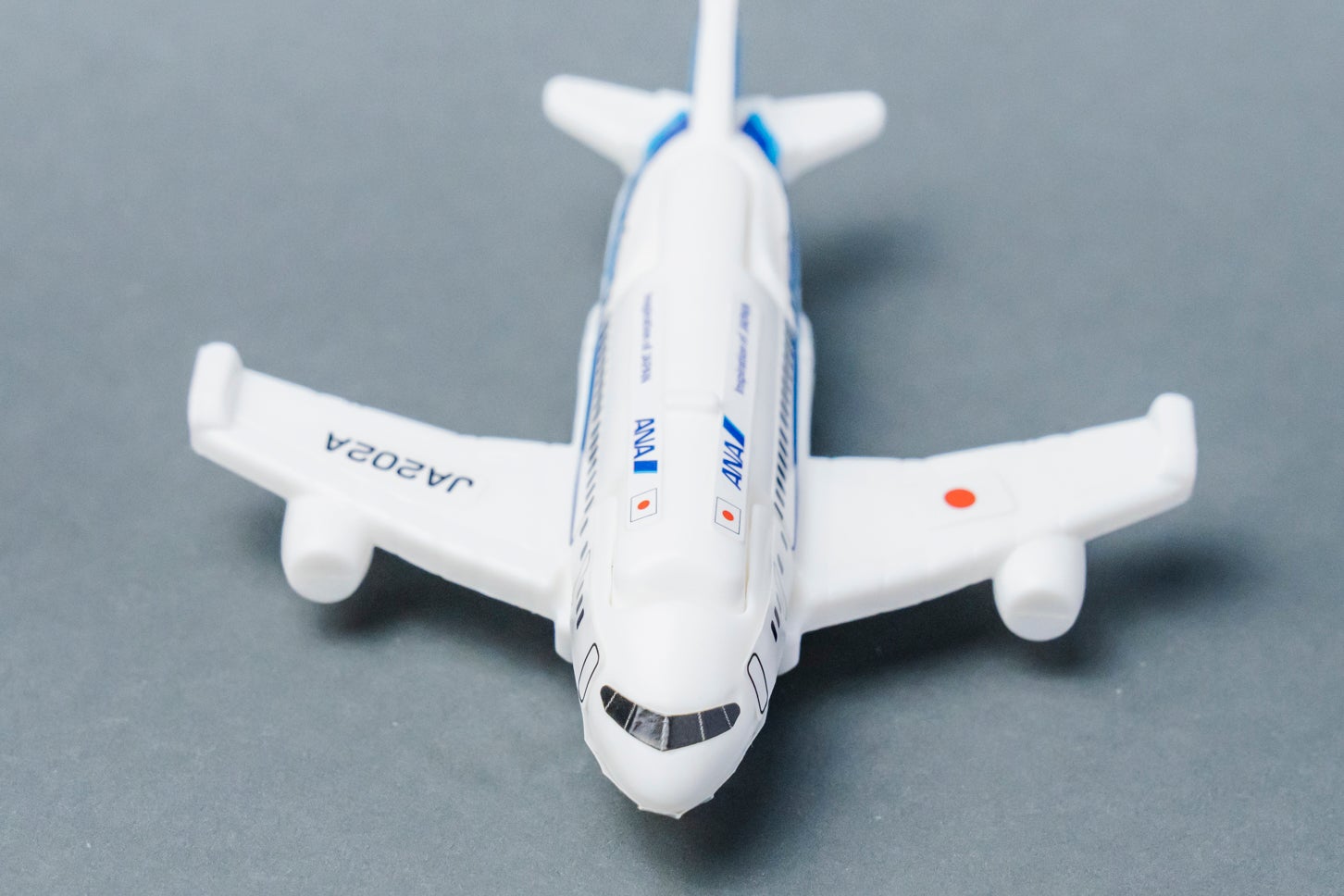 ハッピーセット「特装合体ロボ ジョブレイバー」スカイブレイバー ANA・ジェット旅客機。(c) ANA