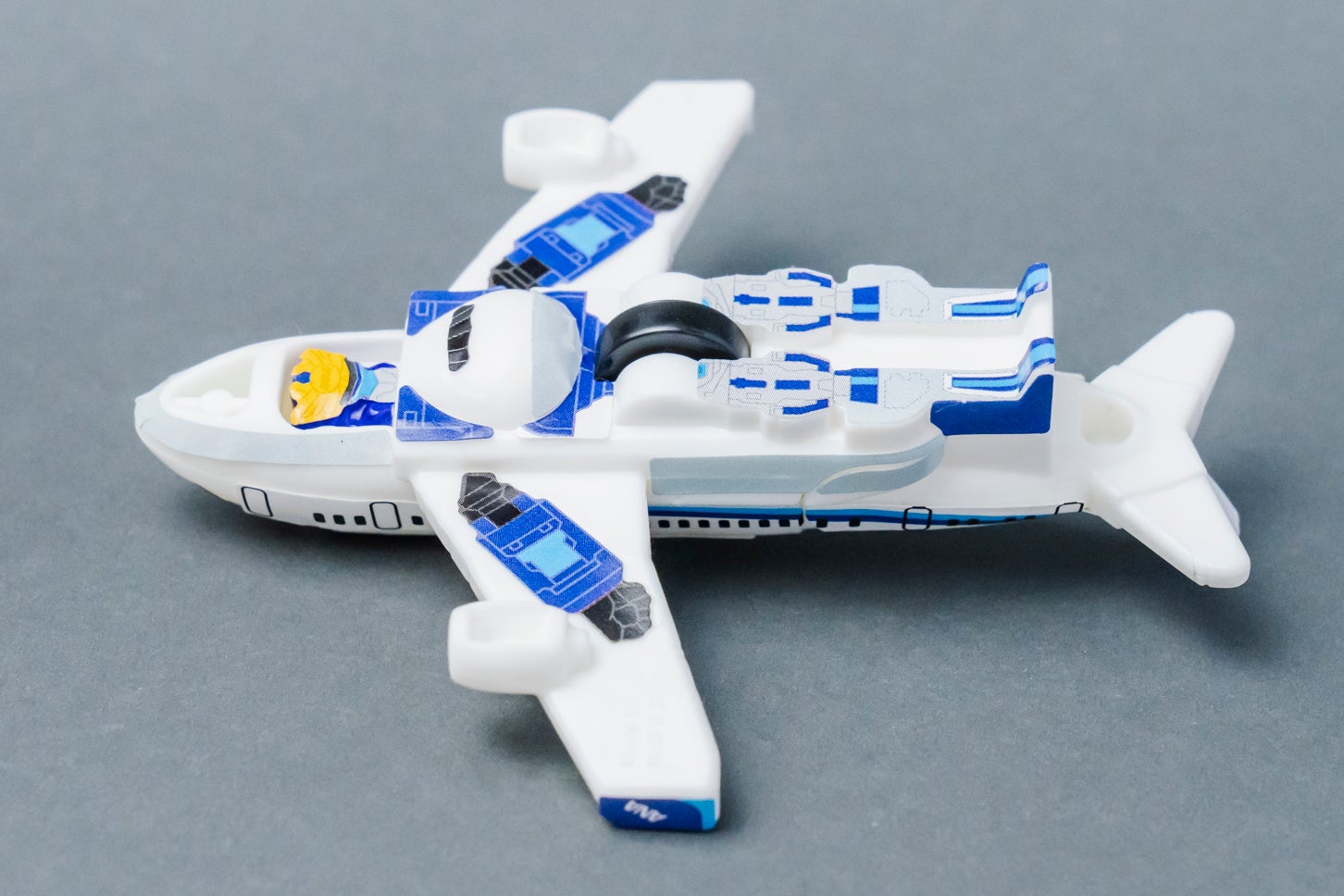 ハッピーセット「特装合体ロボ ジョブレイバー」スカイブレイバー ANA・ジェット旅客機。(c) ANA