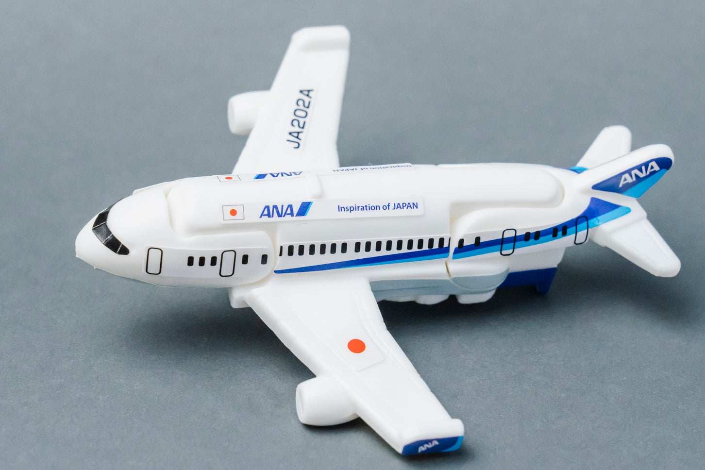 ハッピーセット「特装合体ロボ ジョブレイバー」スカイブレイバー ANA・ジェット旅客機。(c) ANA