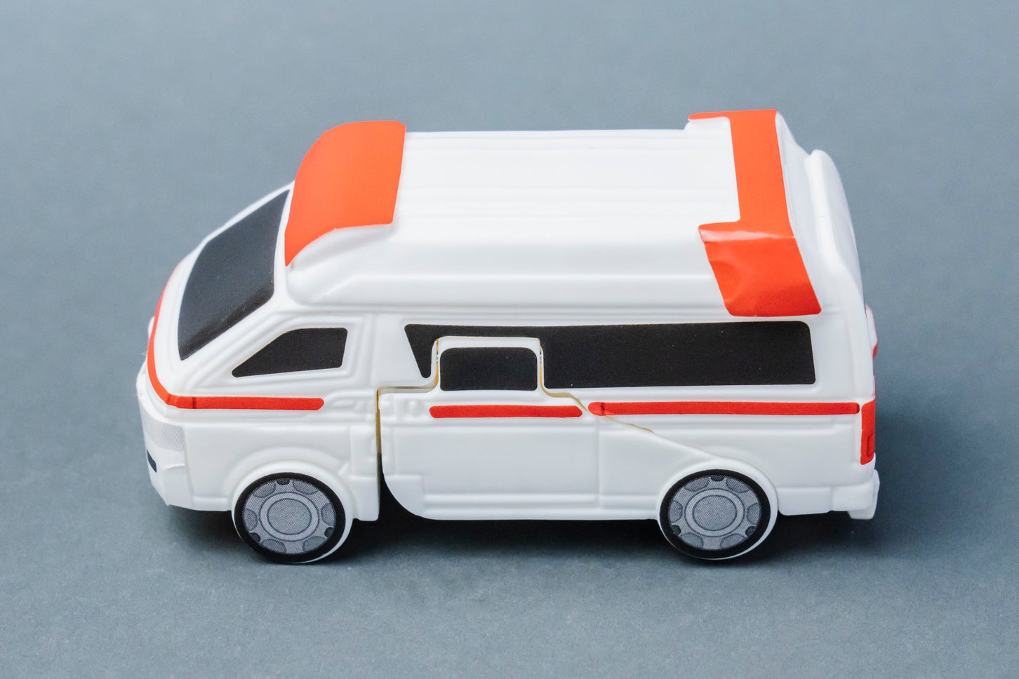ハッピーセット「特装合体ロボ ジョブレイバー」メディブレイバー トヨタ・ハイメディック救急車。