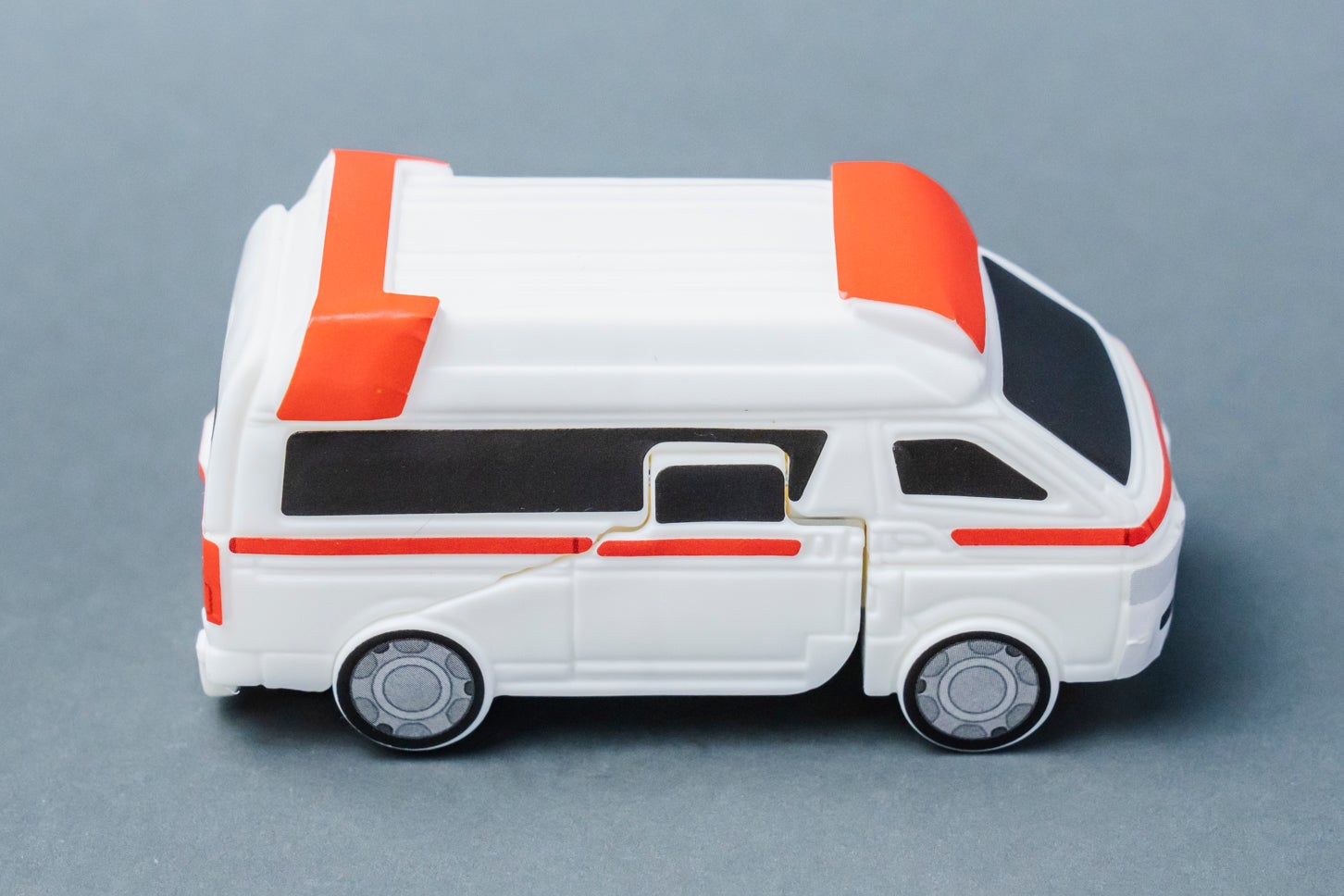 ハッピーセット「特装合体ロボ ジョブレイバー」メディブレイバー トヨタ・ハイメディック救急車。