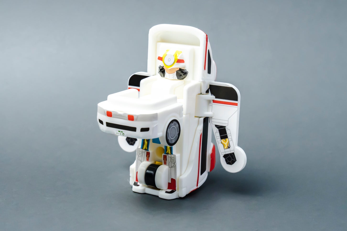 ハッピーセット「特装合体ロボ ジョブレイバー」メディブレイバー トヨタ・ハイメディック救急車（変形後）。