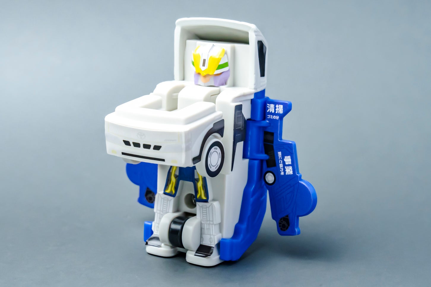 ハッピーセット「特装合体ロボ ジョブレイバー」クリーンブレイバー トヨタ・ダイナ 清掃車（変形後）。
