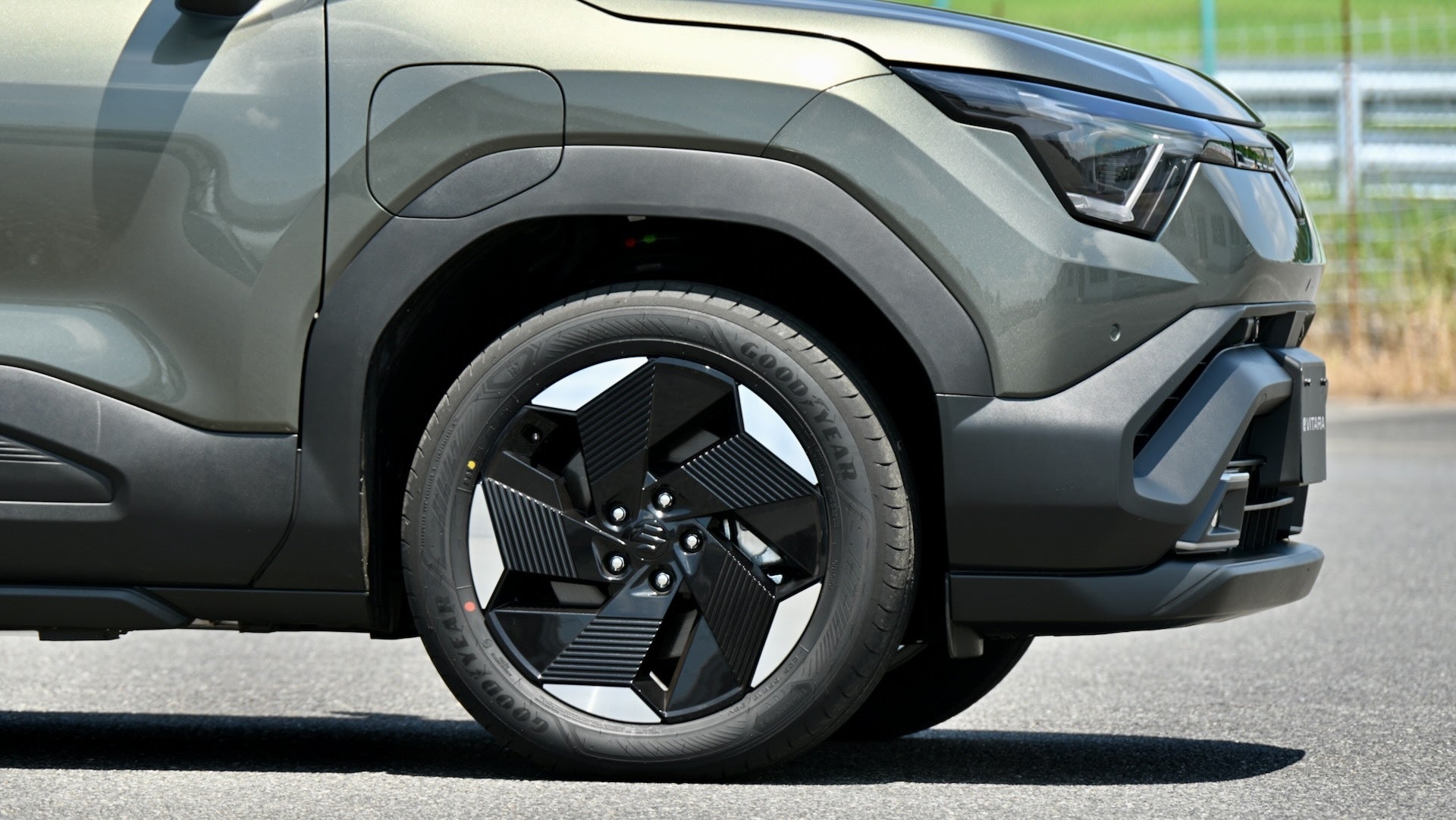 eビターラのタイヤサイズは225/55R18 98V