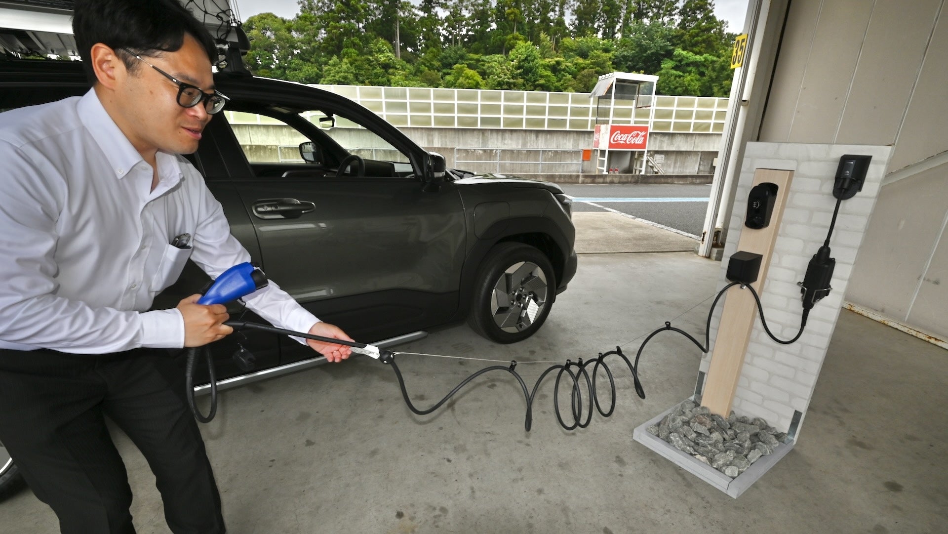 オプションの充電ケーブルリールは、ケーブルが地面につきにくく、かつ絡みにくくなる便利な一品。