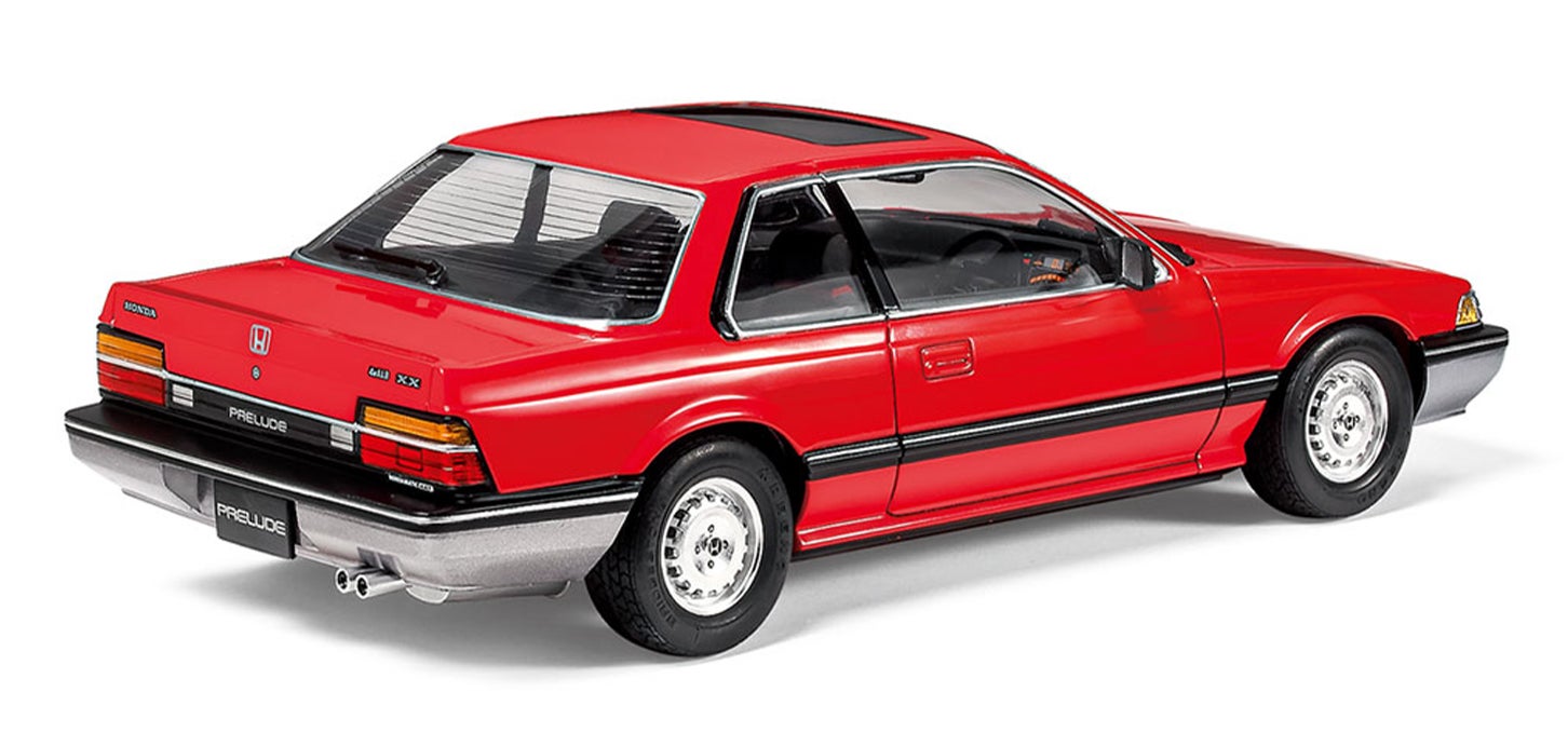 ウェッジシェイプを基調としたロー&ワイドなスタイルを実車そのままにモデル化。ウインドウやヘッドライトレンズは透明パーツで再現している。
