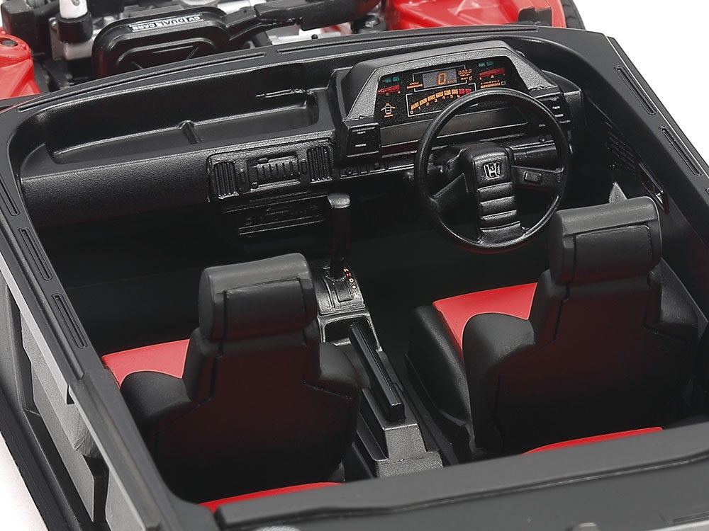 水平基調のダッシュボードが特徴の車内。「ガングリップタイプ」と呼ばれるシフトレバーもパーツ化。メーターパネルはデジタル/アナログから選択できる。