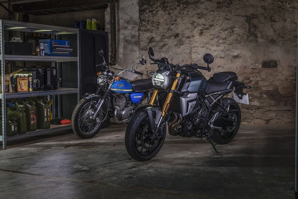 スズキ T500(奥)とGSX-8T(手前)