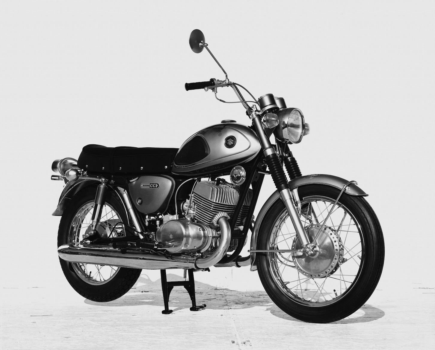 量産車として世界で初めて2サイクル2気筒エンジンを搭載したスズキの「T500」(1968年)。5速ミッションを介して最高速度181km/h、0-400m加速13.2秒という高性能を実現し、高い評価を得た。(画像=SUZUKI DIGITAL LIBRARY)