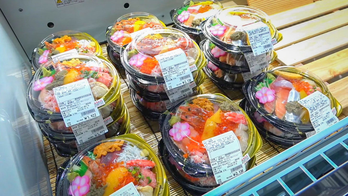 直売所には新鮮な海産物を使った海鮮丼も売られています。