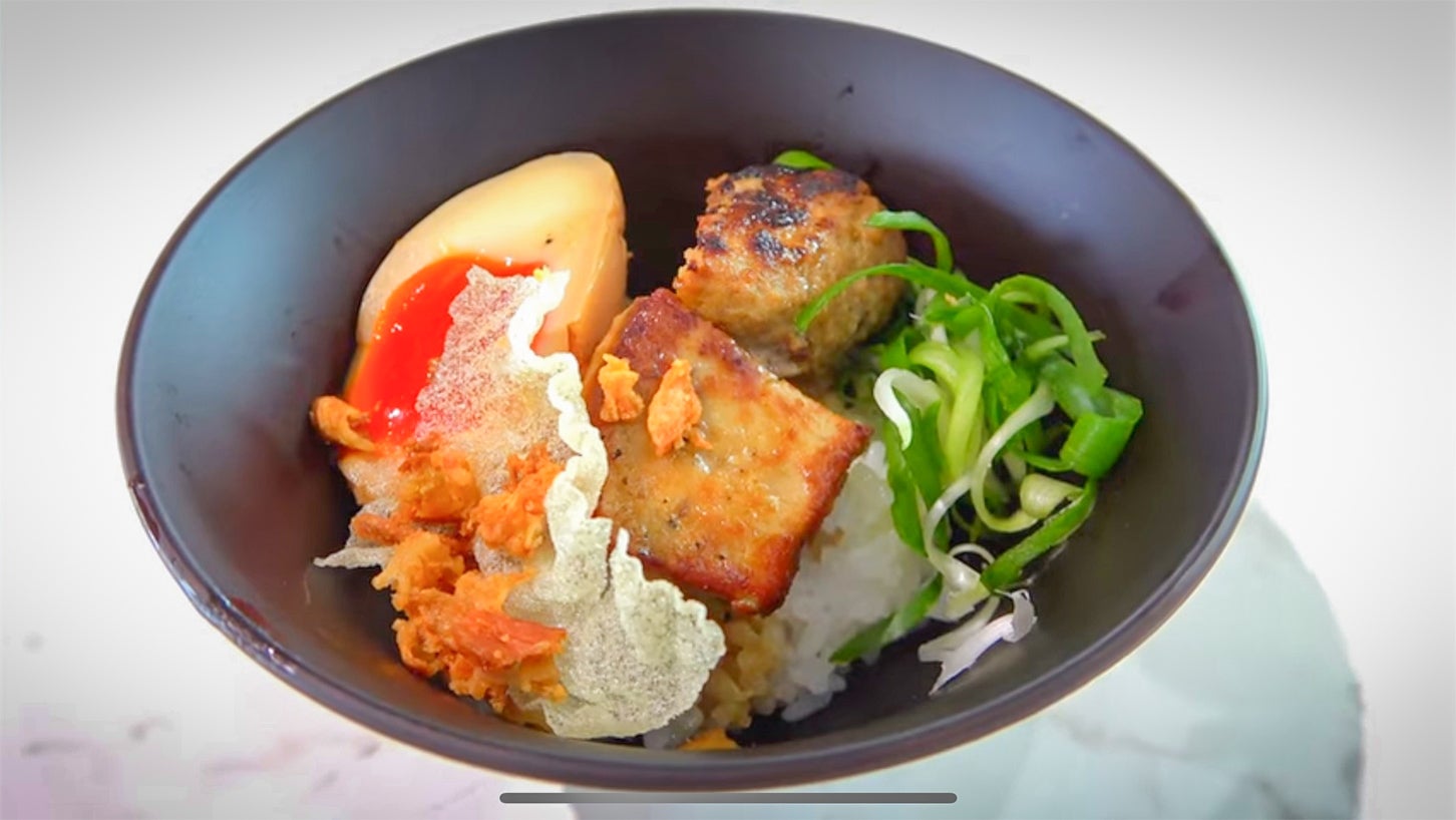 「ニコとモク」で食べられる「フォアグラハンバーグ丼」※写真は試食用