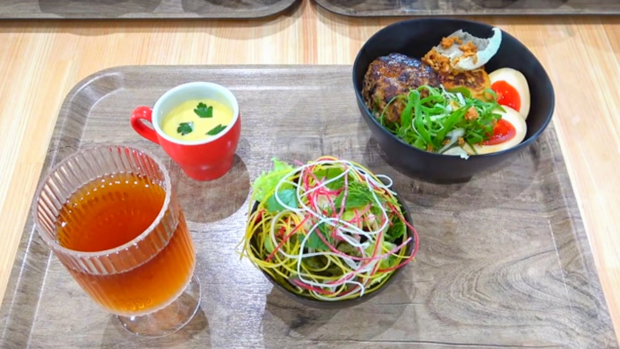 「ニコとモク」で食べられる「フォアグラハンバーグ丼」は2200円です。ぜひご賞味あれ!