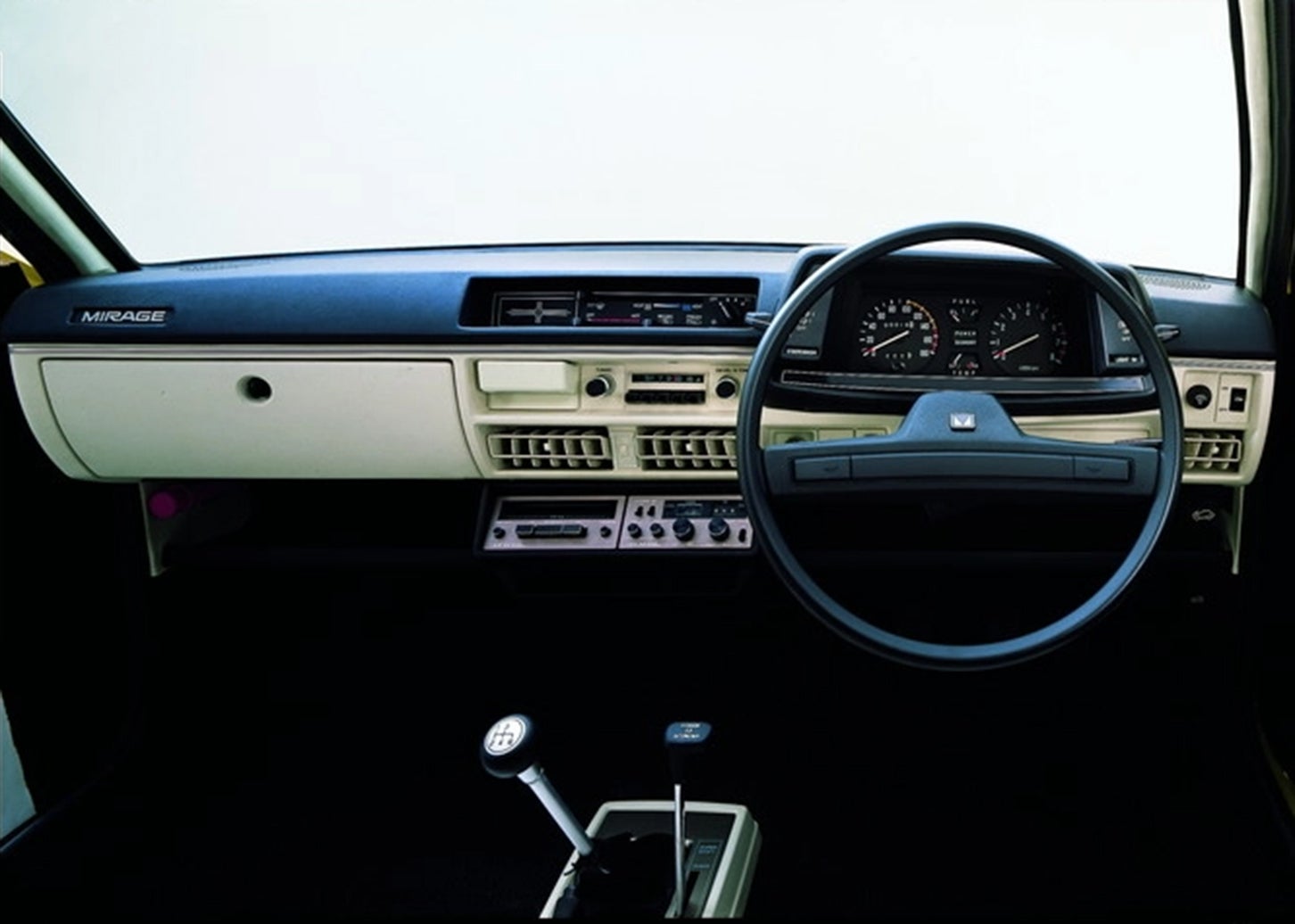 フロアから2本生えているシフトレバーのうち、運転席側にあるのがスーパーシフトのノブ。手前側がエコノミーレインジ、奥側にシフトするとパワーレインジとなる。この2本のシフトレバーを駆使すれば、8通りのギア選択が可能になった。