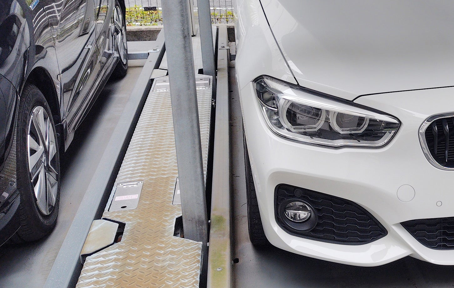 となりの5ナンバー車と比べると余裕は少ない。