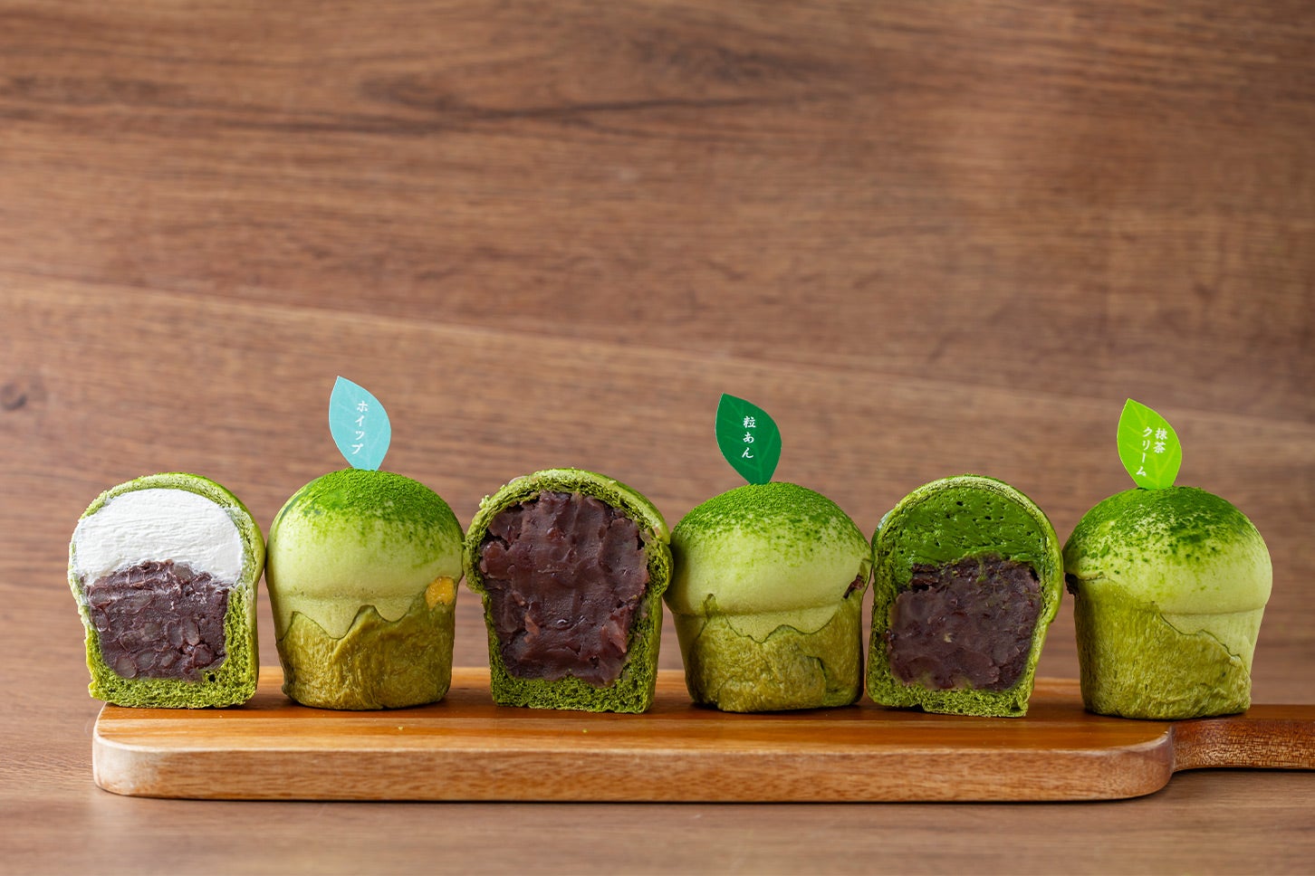 「お濃茶ふわふわクリームあんぱん」「お濃茶あんぱん」「お濃茶クリームあんぱん」の断面。