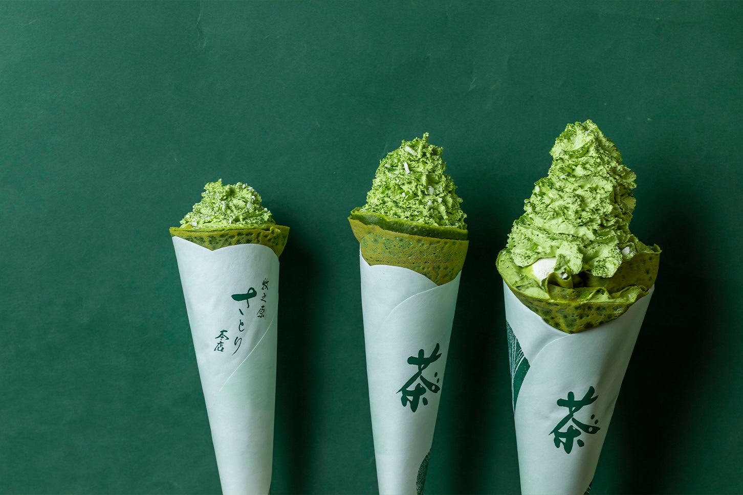 牧之原さとり本店で食べられるクレープ＆ソフトクリームです。左から「お濃茶クレープ クリーム小盛り（900円）」「お濃茶クレープ クリーム中盛り（1000円）」「お濃茶クレープ クリーム特盛り（1550円）」です。