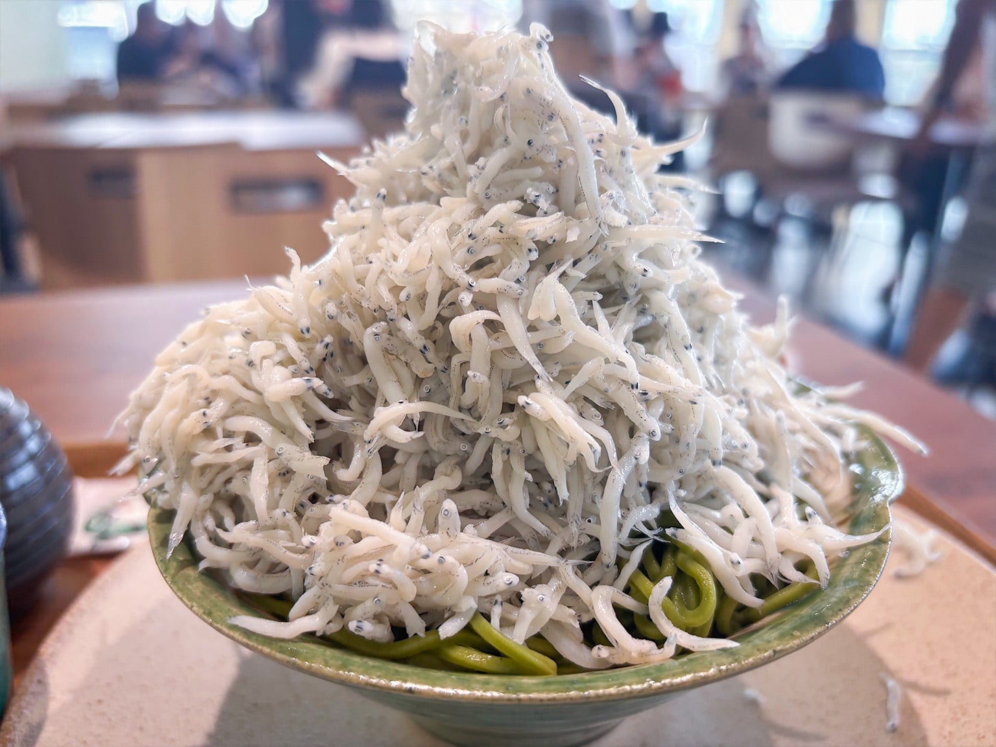 茶そばが隠れてしまうほどたっぷりのしらすが乗った「牧之原茶そば しらすどっさりそば」は、そばつゆにつけて食べます。大ボリュームで満足感がありました。こちらは1650円です。