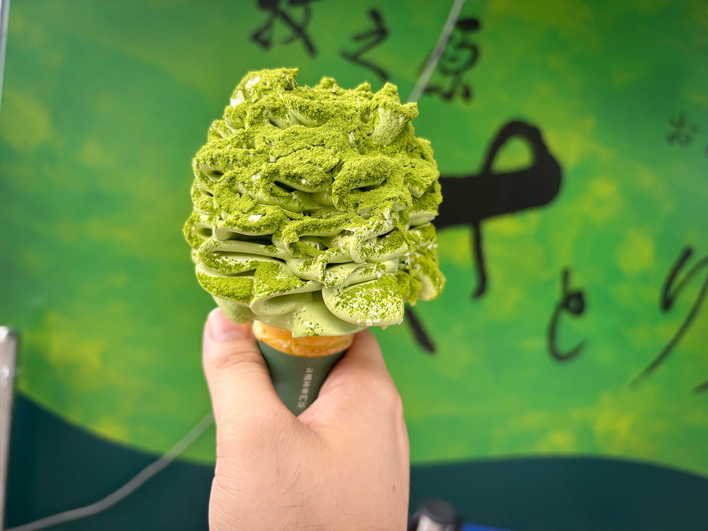 「お抹茶大冠雪 お濃茶ソフト」がむせるほど美味しい理由はご覧の通り、大冠雪と表現されるほどふんだんに抹茶の粉末が振りかけられています! 1本580円です。