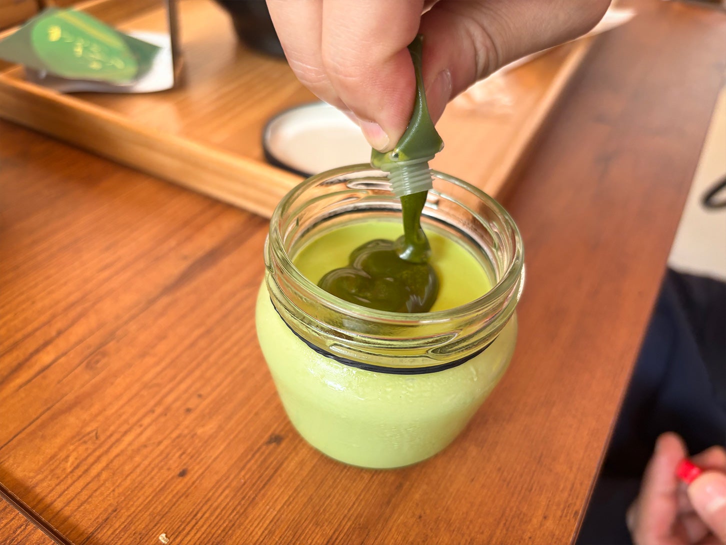 「さとりプリン 濃」は濃厚な抹茶プリンに抹茶ソースをかけて、より濃い抹茶を味わうスイーツです。