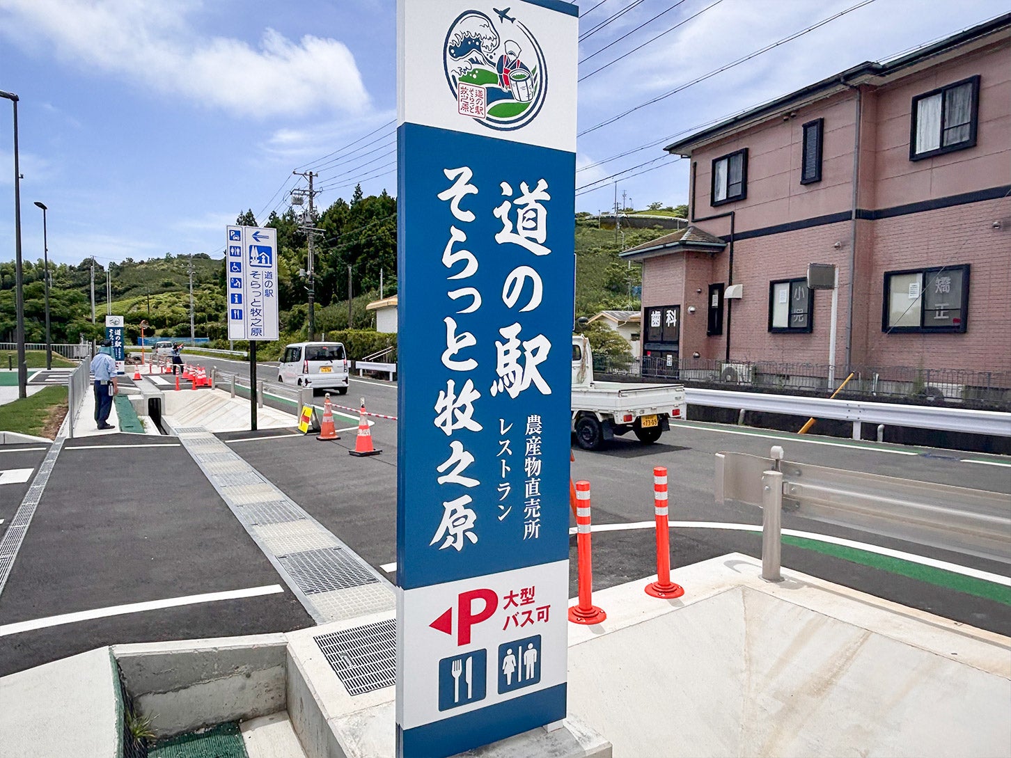 道の駅「そらっと牧之原」の外観です。実は駐車場から茶畑がちらりと見ることができます。
