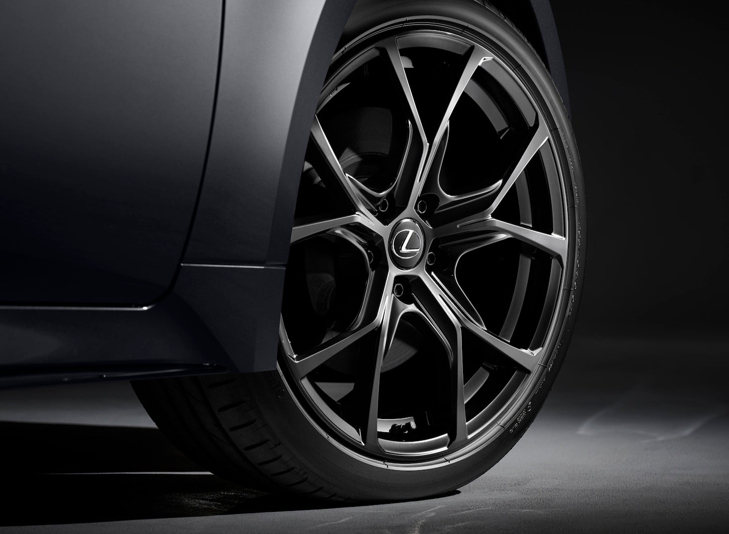“F SPORT Mode Black IV”専用鍛造アルミホイール ※写真はレクサス IS300