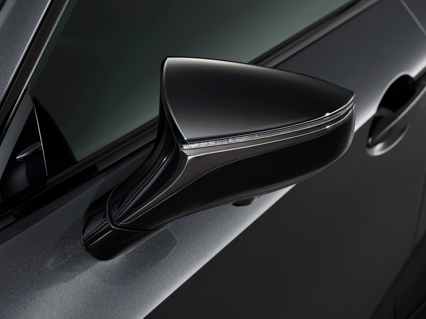 “F SPORT Mode Black IV”専用ドアミラー（ブラック塗装＋スモークメッキ加飾） ※写真はレクサス IS300